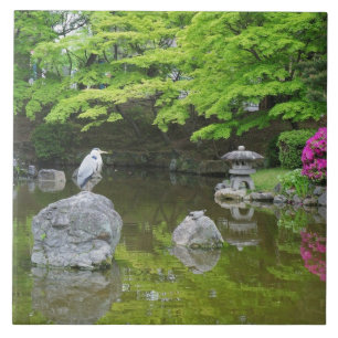 Japan, Kyoto. Reiher in frischen grünen Blättern Fliese