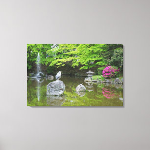 Japan, Kyoto. Reiher in frischen grünen Blättern Leinwanddruck