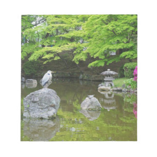 Japan, Kyoto. Reiher in frischen grünen Blättern Notizblock