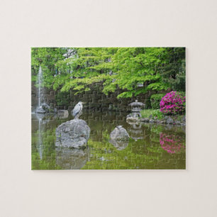 Japan, Kyoto. Reiher in frischen grünen Blättern Puzzle