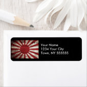 Japan steigt Sonnenflagge auf alten Holzkörnern an (Insitu)