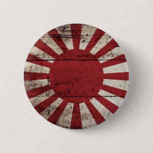 Japan steigt Sonnenflagge auf alten Holzkörnern an Button
