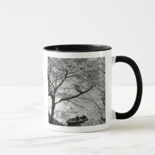 Japan, Tokio. Kirschblüten im Kaiserpalast Tasse