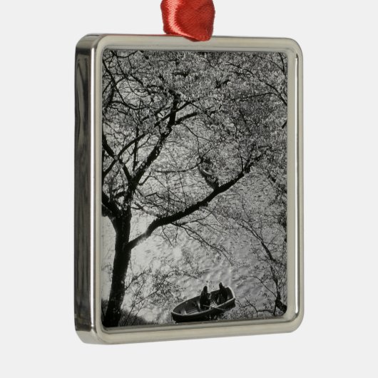 Japan, Tokio. Kirschblüten im Kaiserreich Silbernes Ornament (Rechts)