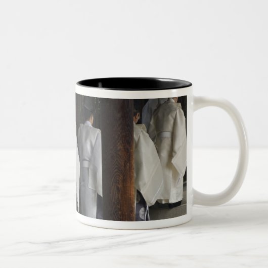 Japan, Tokio, Meiji-Schrein-Herbstfestival Zweifarbige Tasse (Rechts)