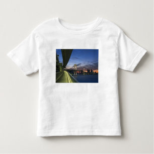 Japan. Tokio. Rainbow Bridge in Tokyo Bay. Kleinkind T-shirt