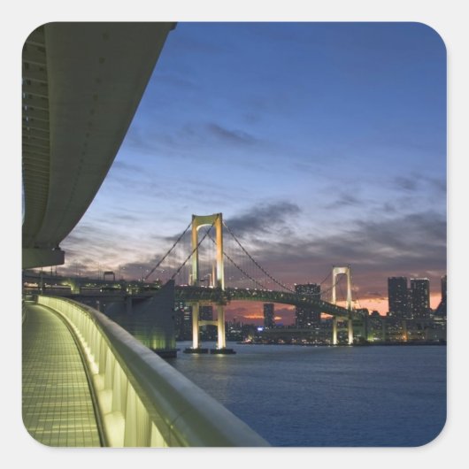 Japan. Tokio. Rainbow Bridge in Tokyo Bay. Quadratischer Aufkleber (Vorderseite)