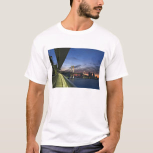 Japan. Tokio. Regenbogenbrücke in der Tokiobucht. T-Shirt
