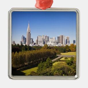 Japan. Tokio. Shinjuku District Skyline und Silbernes Ornament