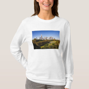 Japan. Tokio. Shinjuku District Skyline und T-Shirt