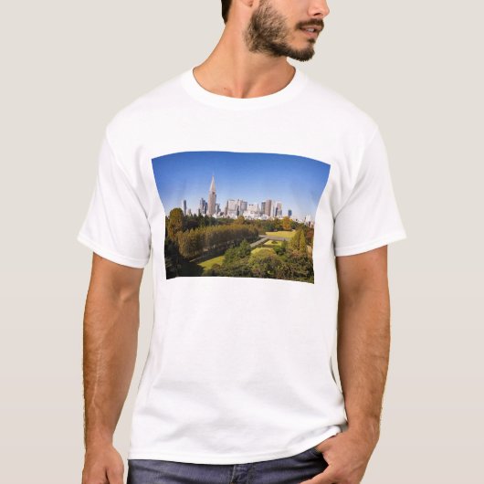 Japan. Tokio. Shinjuku District Skyline und T-Shirt (Vorderseite)