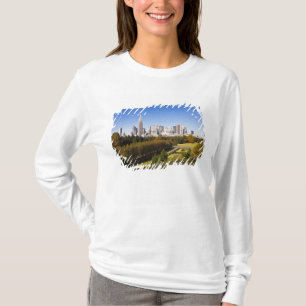 Japan. Tokio. Skyline des Bezirks Shinjuku und T-Shirt