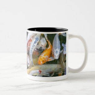 Japan, Tokyo, Nahaufnahmeschwimmenfisch Zweifarbige Tasse