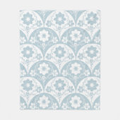 Japanese Floral Pattern in Soft Blue and White Fleecedecke (Vorderseite)