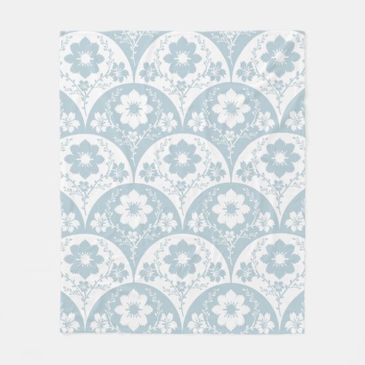 Japanese Floral Pattern in Soft Blue and White Fleecedecke (Vorderseite)
