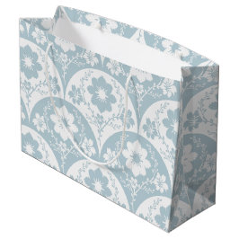 Japanese Floral Pattern in Soft Blue and White Große Geschenktüte