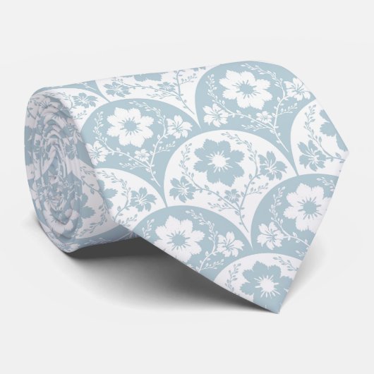 Japanese Floral Pattern in Soft Blue and White Krawatte (Gerollt)