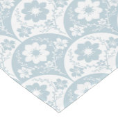 Japanese Floral Pattern in Soft Blue and White Kurzer Tischläufer (Ecke)