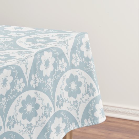 Japanese Floral Pattern in Soft Blue and White Tischdecke (Beispiel)