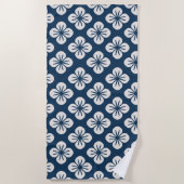Japanese Navy Blue Ivory Floral Geometric Pattern Strandtuch (Vorderseite)