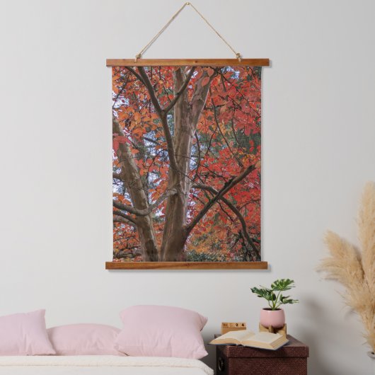 Japanese Stewartia with Colorful Autumn Leaves Wandteppich Mit Holzrahmen (Schlafzimmer)