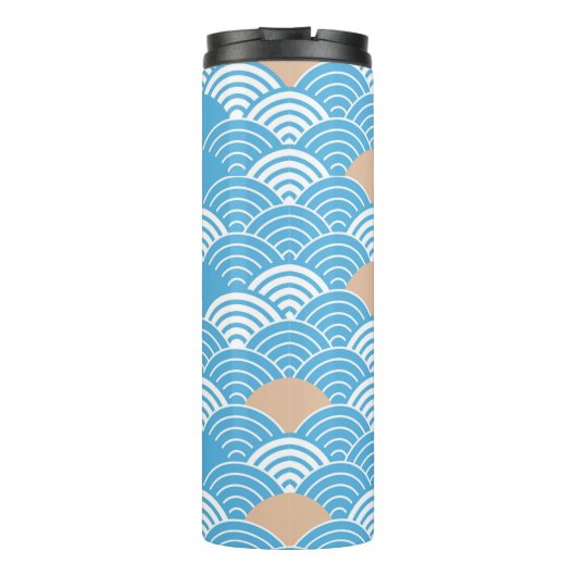 Japanese Waves Pattern Light Blue Beige Monograms Thermosbecher (Rückseite)