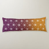 Japanisch Asanoha Burgundy & Gold Seitenschläferkissen (Rückseite)