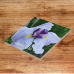 Japanisch Iris Bloom Floral Fliese<br><div class="desc">Keramik Kachel,  die das Foto einer japanischen Iris Blüte mit lila,  weißen und gelben Blütenfarben zeigt. Ein schönes,  blumengeschmücktes Design! Wählen Sie Ihre Kachelgröße aus. Macht eine hübsche Küche trivet!</div>