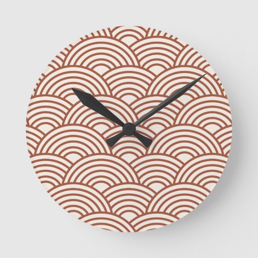 Japanisch Seigaiha Wave Rust Terracotta Runde Wanduhr (Vorderseite)