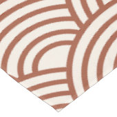 Japanisch Seigaiha Wave Rust Terracotta Tischdecke (Schrägansicht)