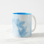 Japanische AhornBlätter in Blau Zweifarbige Tasse (VorderseiteRechts)