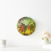 Japanische Ahornblätter und Schriftzeichen werden  Runde Wanduhr (Zuhause)