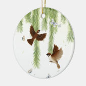 Japanische Baumspreizen unter einem schleichenden  Keramik Ornament (Links)