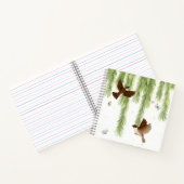 Japanische Baumspreizen unter einem schleichenden Notizblock (Innenseite)