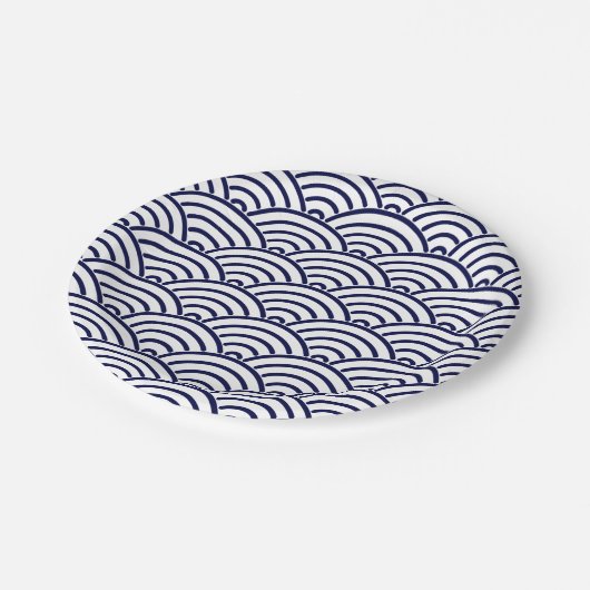 Japanische Fischskala Koinobori in Delft Blue Pappteller (Schrägansicht)