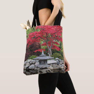 Japanische Gartenglaterne und rote Ahornblätter Tasche