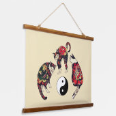 JAPANISCHE KATZEN, ROTE TATTOOS, YIN YANG WANDTEPPICH MIT HOLZRAHMEN (Gewinkelt)