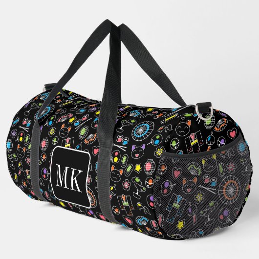 Japanische Kawaii Doodles auf Schwarzen Monogramm- Duffle Bag (Rechte Ecke)