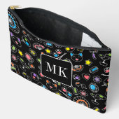 Japanische Kawaii Doodles auf Schwarzen Monogramm- Zubehörtasche (Offen)