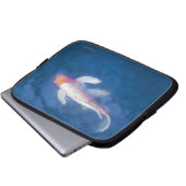 Japanische Koi-Fische im Teich, Hochwinkel Laptopschutzhülle (Vorne Knopf)