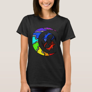 Japanische Koi-Fische und Halbmond mit Regenbogen  T-Shirt