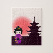 Japanische kokeshi Puppe am Tempel während des Puzzle (Vertikal)