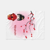 Japanische Kokeshi-Puppe bei Sakura-Blüten Fleecedecke (Vorderseite (Horizontal))