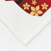 Japanische Kokeshi-Puppe bei Sakura-Blüten Fleecedecke (Ecke)