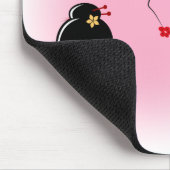 Japanische Kokeshi-Puppe bei Sakura-Blüten Mousepad (Ecke)