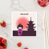 Japanische Kokeshi-Puppe im Tempel bei Sonnenunter Serviette (Beispiel)