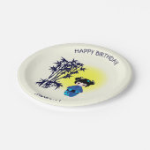 Japanische Kokeshi-Puppe während des Sonnenaufgang Pappteller (Schrägansicht)