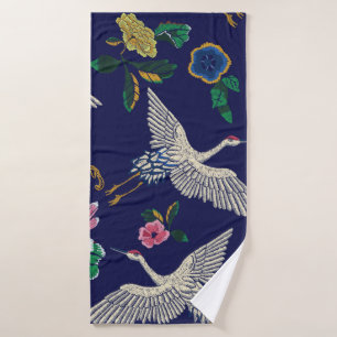 Japanische Krane, Wellen und Blume. Stickereierkra Badehandtuch