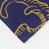 Japanische Krane, Wellen und Blume. Stickereierkra Fleecedecke (Ecke)