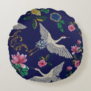 Japanische Kraniche, Wellen und Blumen. Stickerei- Rundes Kissen